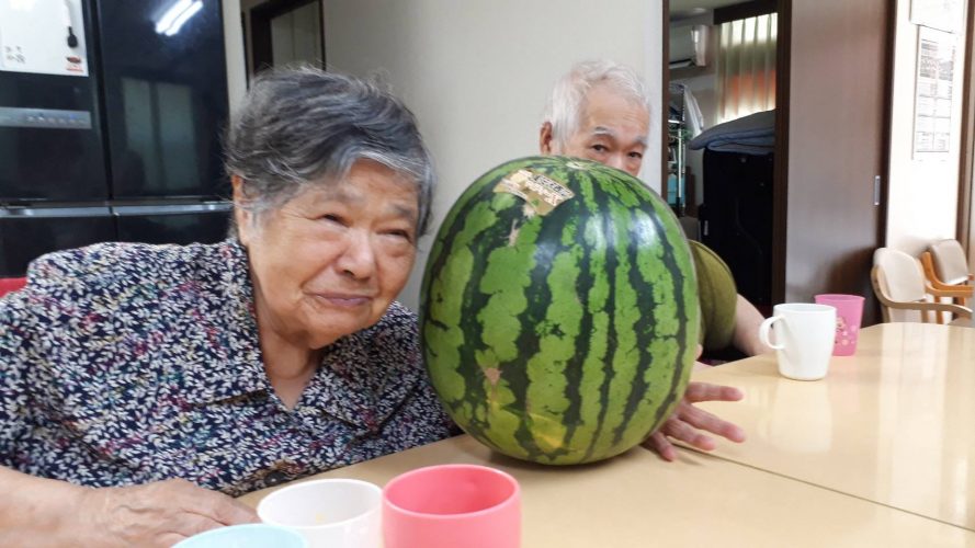 スイカで水分補給！！